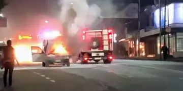 Se prendió fuego un auto sobre la avenida Uruguay en Posadas