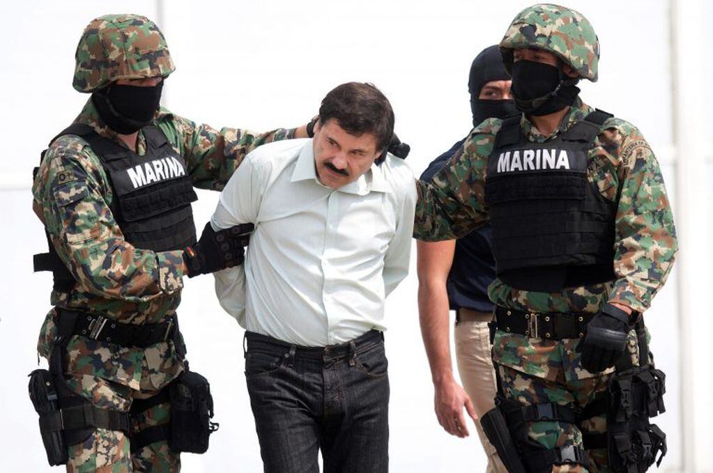 Joaquín "El Chapo" Guzmán es escoltado por un grupo de marines.