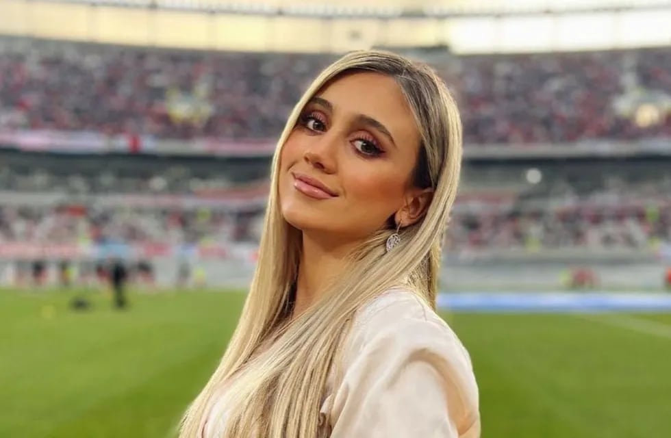 Desde Qatar, More Beltrán subió la temperatura posando con un minivestido en el estadio.