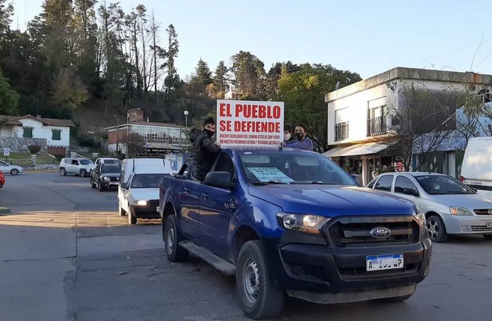 Manifestación en Villa Giardino en contra del cierre del camino Altos de San Pedro. (Foto: gentileza La Estafeta Online).