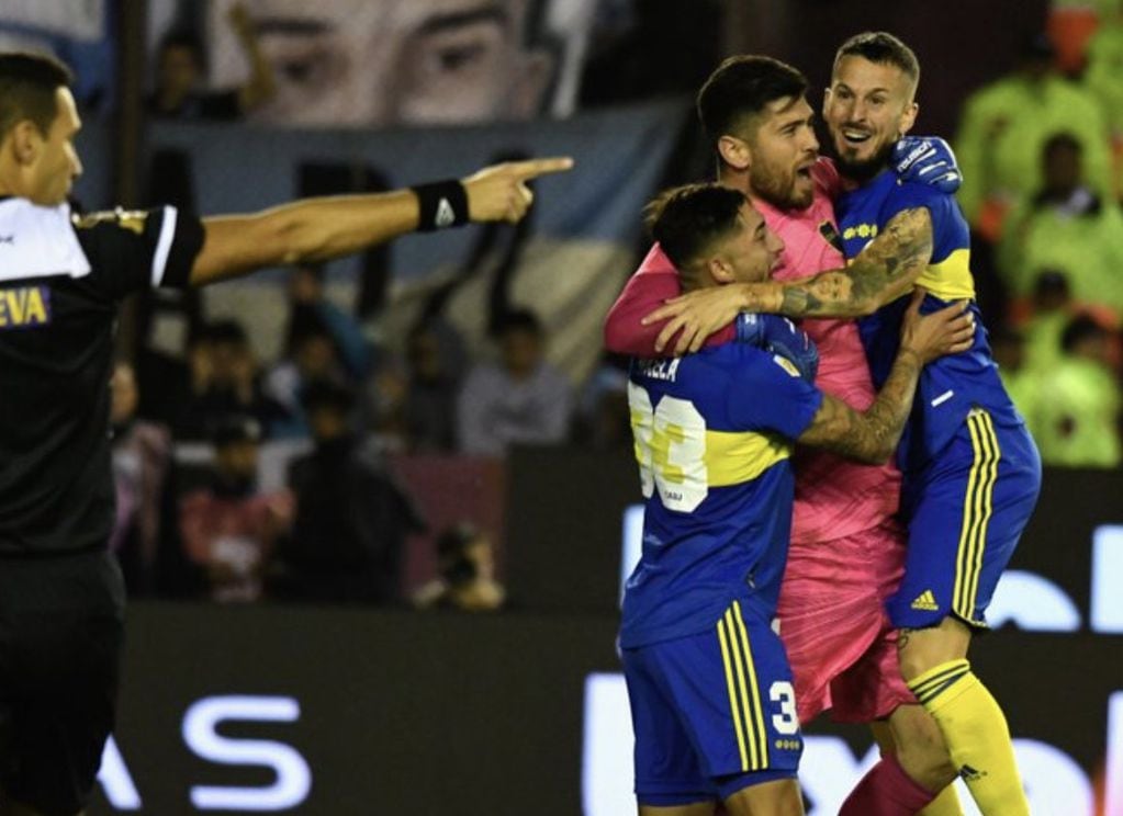 Agustín Rossi, Alan Varela y Darío Benedetto, celebrando la clasificación de Boca a la final de la Copa LPF