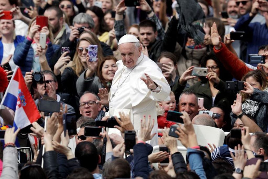 El Papa saluda a sus fieles durante el Domingo de Pascua. (Foto: AP)