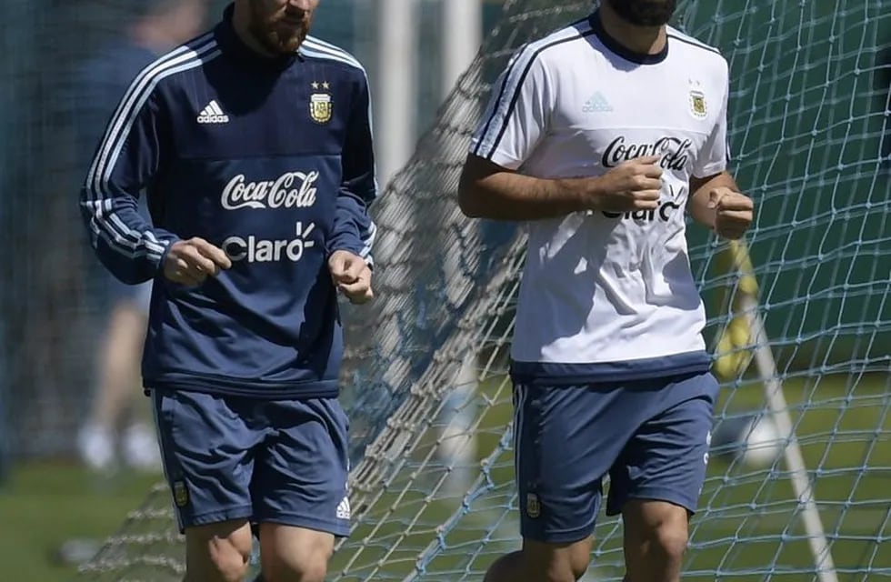 Messi y Mascherano no aceptaron la jornada libre y se quedaron en Ezeiza\nFoto: AFP PHOTO / JUAN MABROMATA