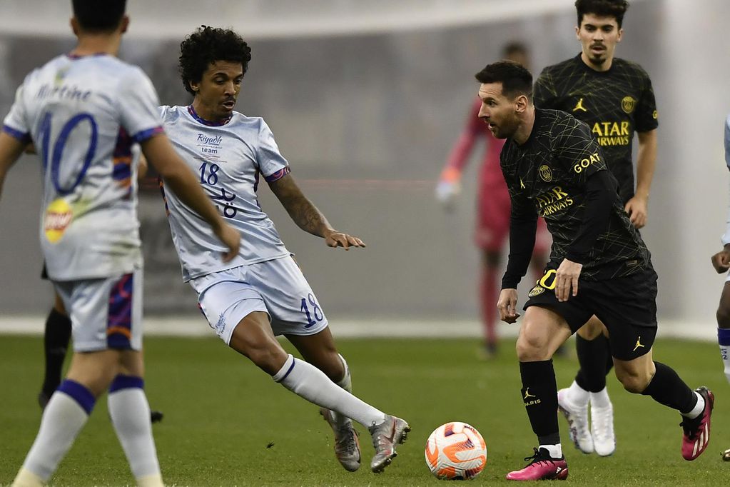 Lionel Messi del PSG en acción durante el partido amistoso de fútbol entre el Riad XI y el Paris Saint-Germain, en Riad, Arabia Saudita. Foto: EFE/EPA/STR