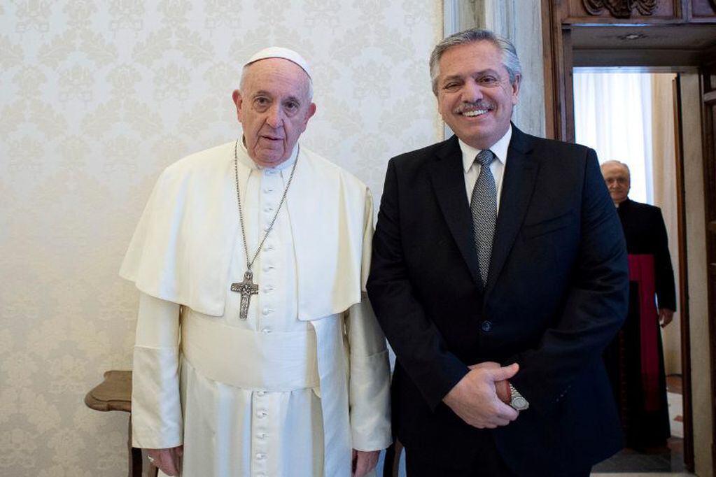 El Papa Francisco junto a Alberto Fernández (Vaticano vía REUTERS)