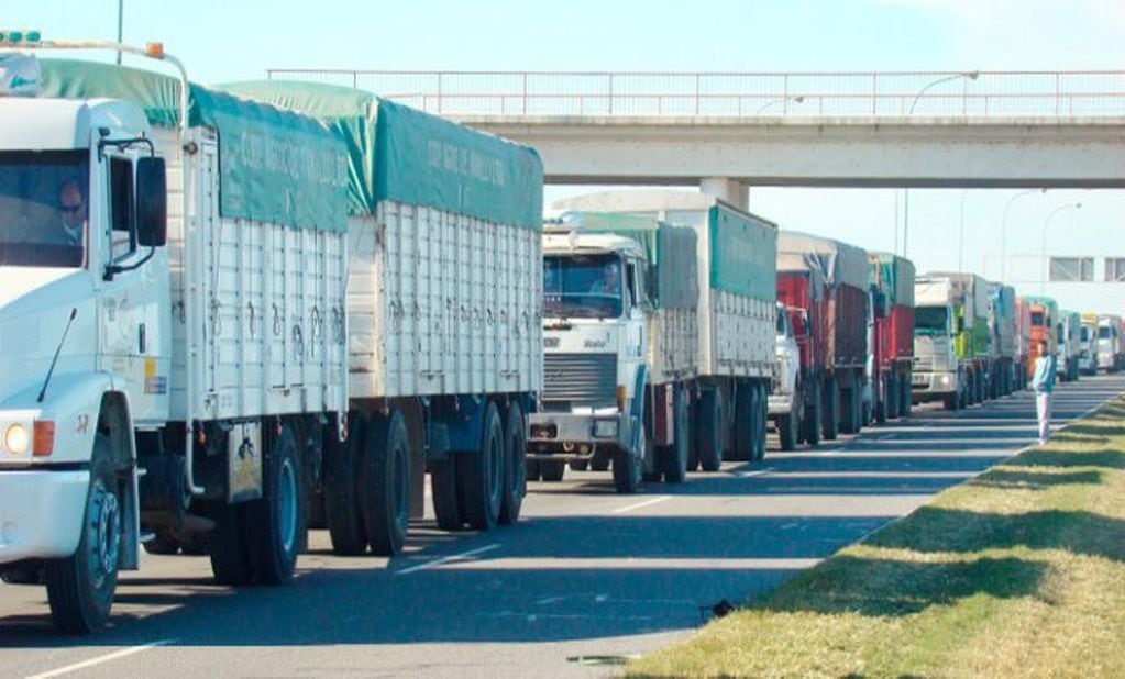 Los camiones se agolpan en los accesos y producen congestión en diversas trazas.