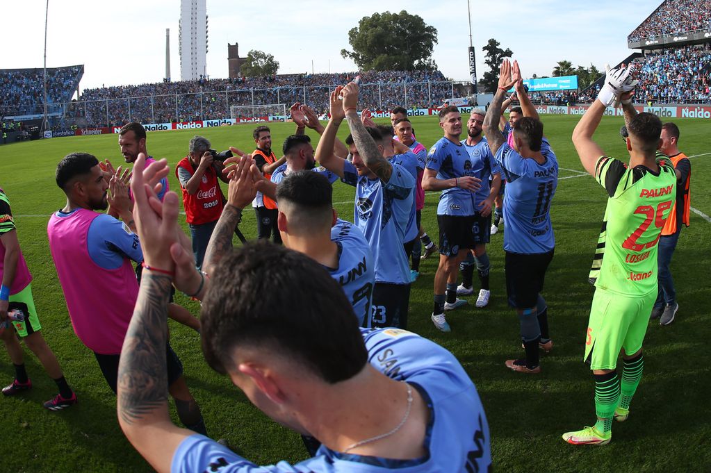 Brazos en alto de un Belgrano ganador ante Vélez (Prensa Belgrano)