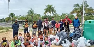 40 jóvenes paranaenses limpiaron el río y la playa