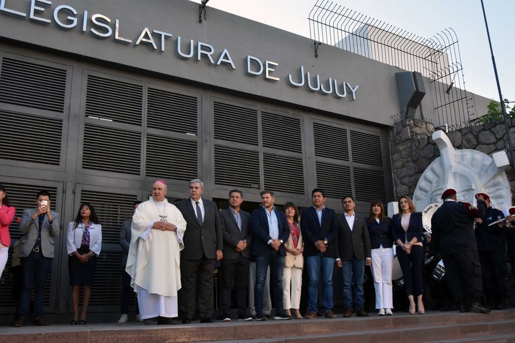 El obispo diocesano de Jujuy, César Daniel Fernández, y el vicegobernador Carlos Haquim, junto a legisladores aguardando la llegada de la imagen de la Virgen de Río Blanco en el ingreso a la Legislatura.