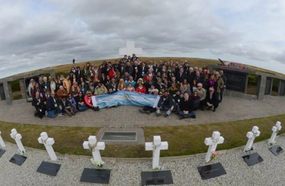 Homenajes a los veteranos y caídos en la Guerra de Malvinas en todo el país.