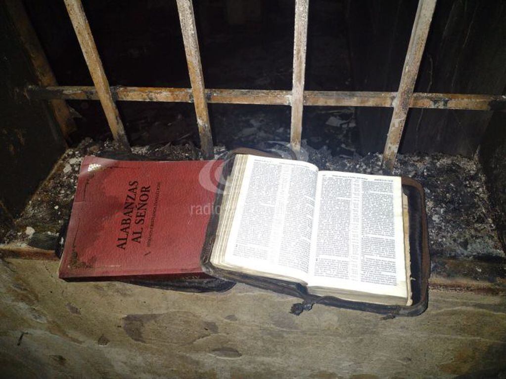 Una casa de Corrientes se incendió, pero la Biblia quedó intacta.