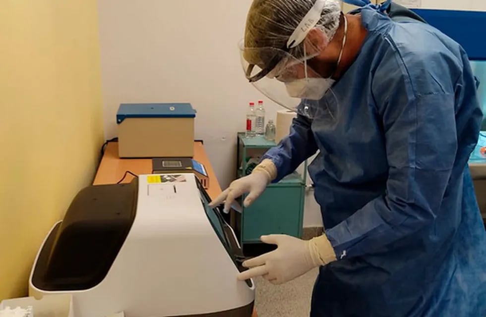 El nuevo equipamiento que inauguró el Hospital de Merlo. Ahora se podrán procesar más rápido las muestras de Covid-19 y Dengue entre otros. Gentileza La Gaceta Digital