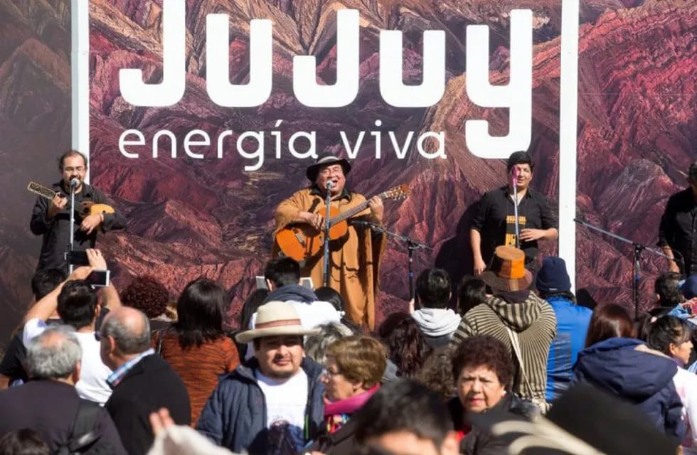 El sonoro canto de Tomás Lipán animó la presencia de miles de visitantes y gran cantidad de residentes jujeños que se sumaron a la ceremonia a la Pachamama en Tecnópolis.