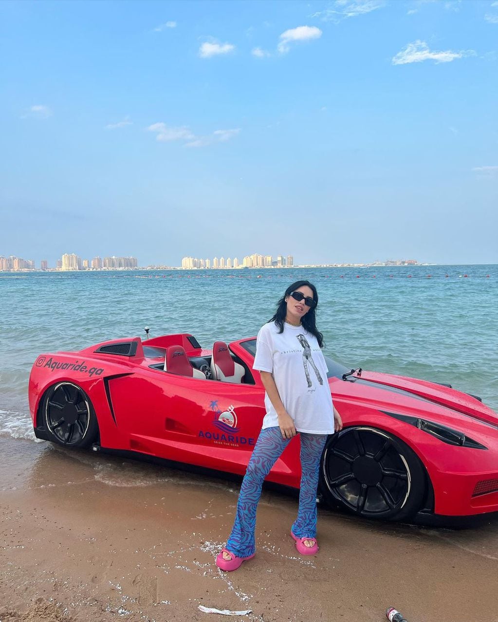 Lali en Qatar, posando con un auto de lujo