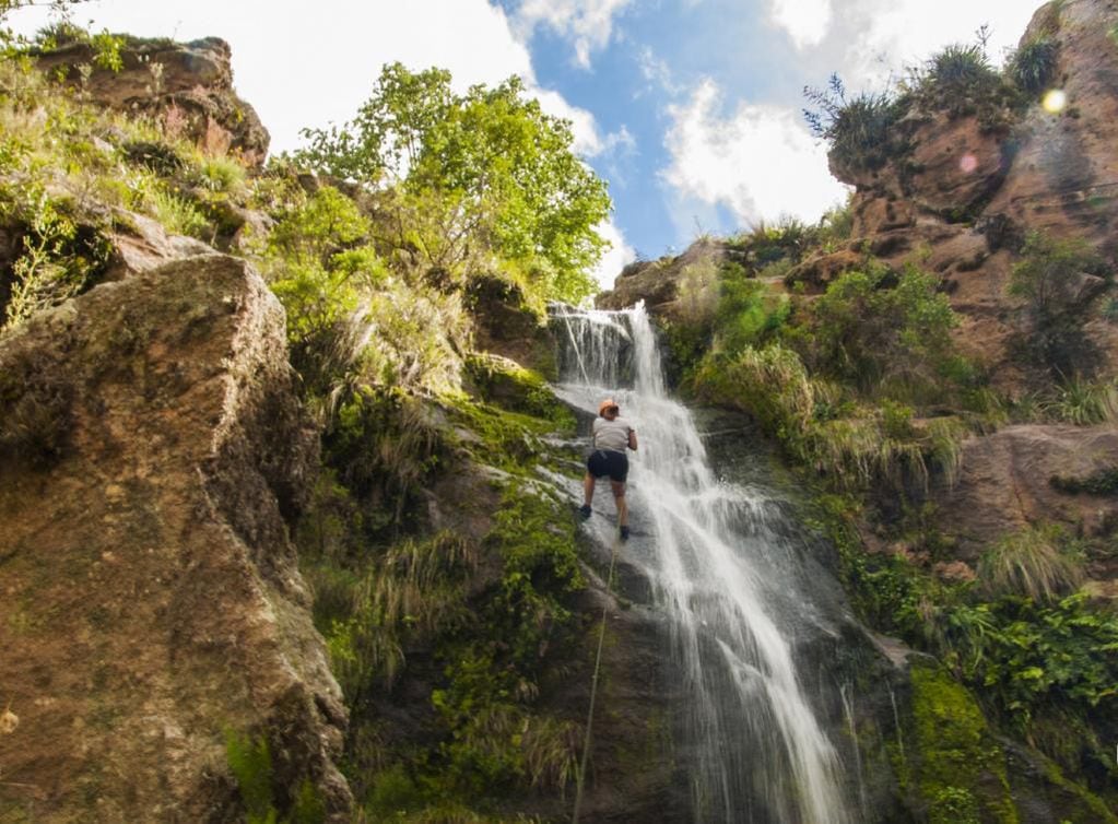 En la Cascada del Maitén se puede hacer canyoning, que consiste en ascender con arnés y cuerdas por el salto de agua. (Foto: Agencia Córdoba Turismo)
