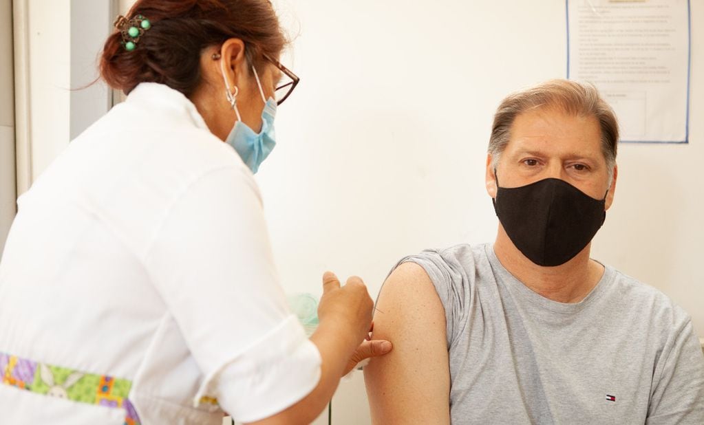 Kicillof confirmó que “ya se preinscribieron más de 100 mil docentes para recibir la vacuna”.