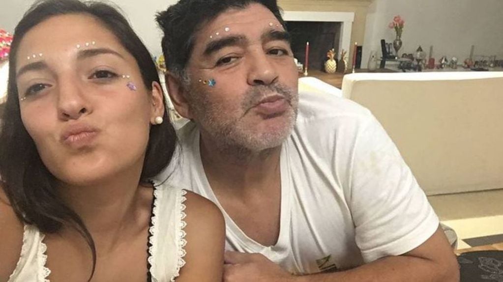 Jana Maradona junto a su padre Diego Maradona.