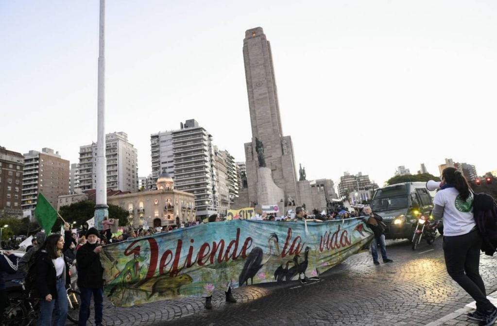 La manifestación comenzó en la explanada y avanzó hacia Avenida Belgrano.