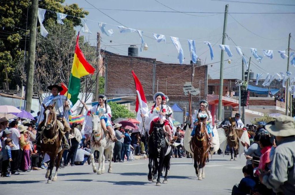 Entidades tradicionalistas de Jujuy, Salta, Tucumán, Santiago del Estero, Mendoza y Bolivia, hicieron su paso ante la multitud.