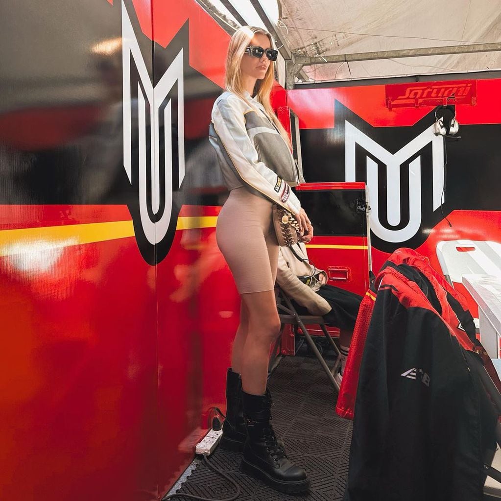 Nicole Neumann y un look inspirado en el automovilismo para alentar a Manu Urcera en su primera carrera del año