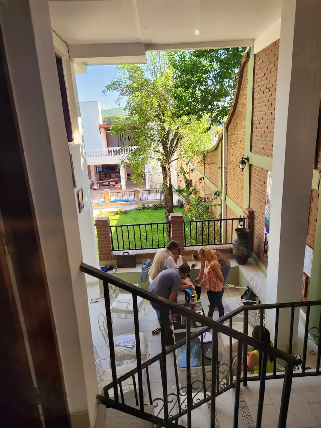 Ante un pedido de traslado urgente a Buenos Aires por razones de salud, una junta médica evaluó a Milagro Sala en su casa del barrio Cuyaya.