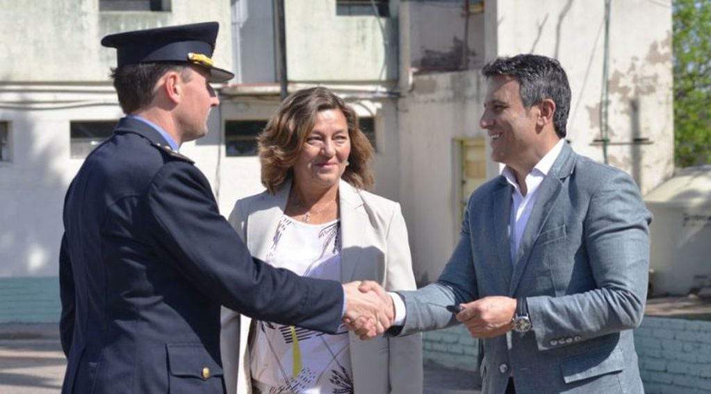 El ministro González entrega las llaves al comisario Germán Andrés Schamber ante la mirada de la intendenta de Colonia Barón, Sonia Noemí Luengo (Vía Santa Rosa)