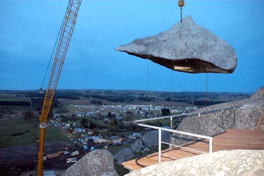 La réplica de la Piedra Movediza.