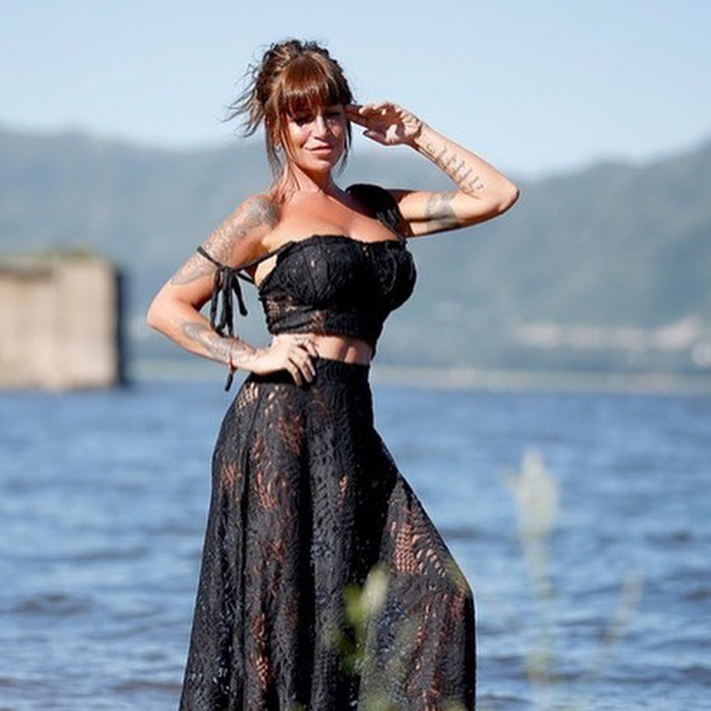 Ultra escote y transparencias: Flor Peña paralizó Instagram con un outfit total black