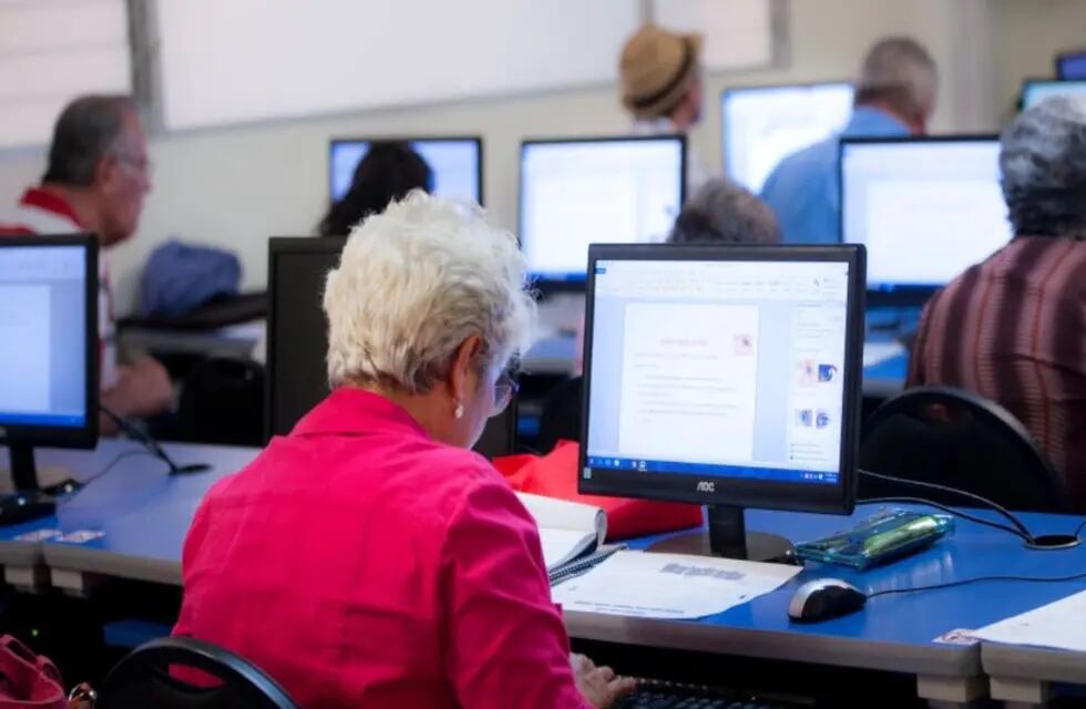 La Municipalidad de Córdoba ofrece cursos gratuitos para formar en tecnología a mayores de 50 años.