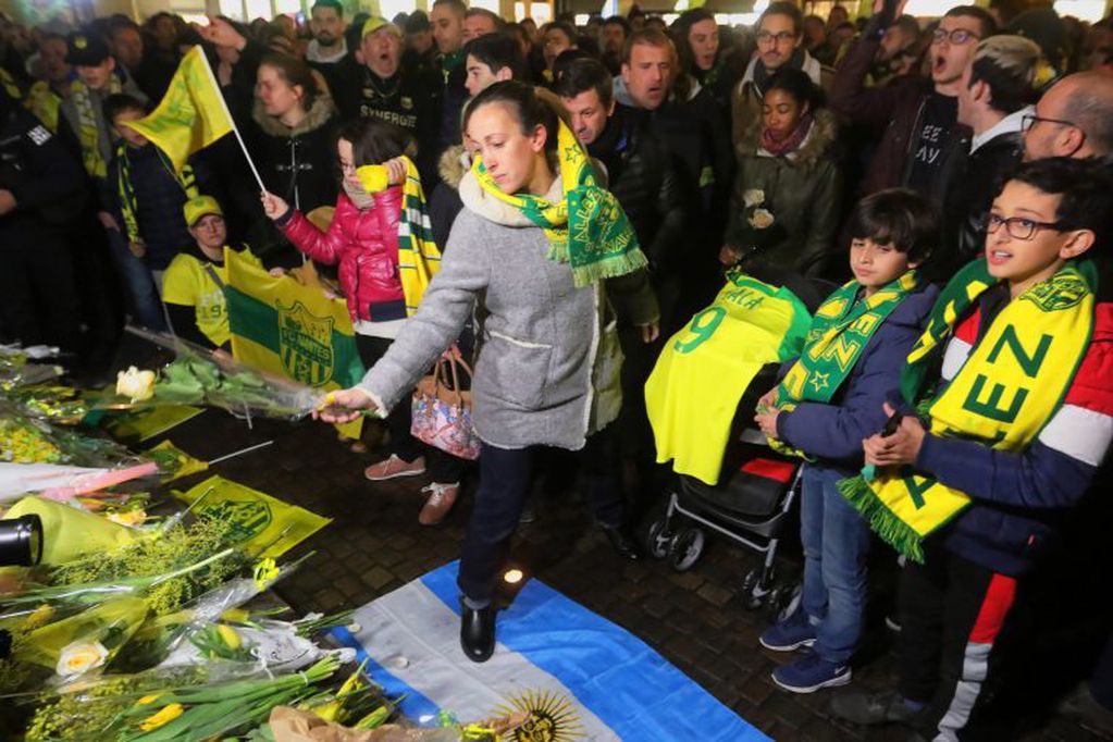 Hinchas del Nantes llevaron flores y cartas para conmemorar al delantero argentino Emiliano Sala (EFE).