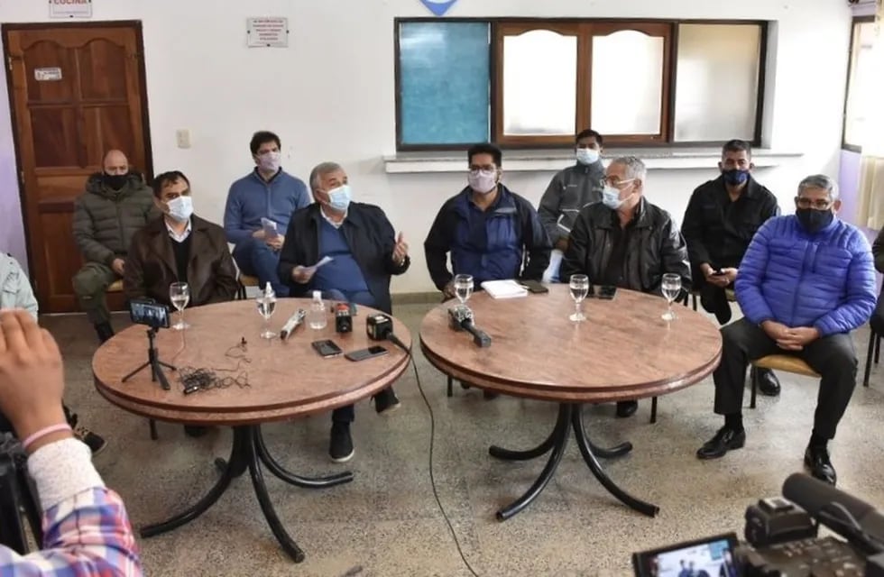 El gobernador Morales y el ministro Bouhid encabezaron en La Quiaca una conferencia de prensa para anunciar el "toque de queda sanitario" y otras medidas para combatir la pandemia en esa ciudad.