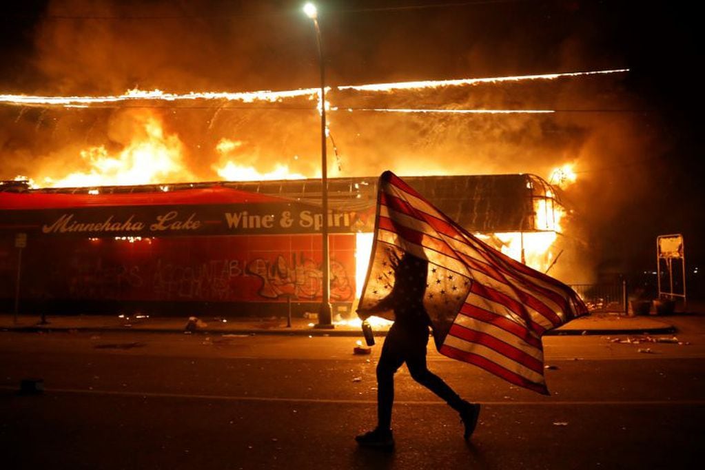 Manifestantes incendiaron la comisaría del 3er distrito (Foto: Julio Cortez/AP)