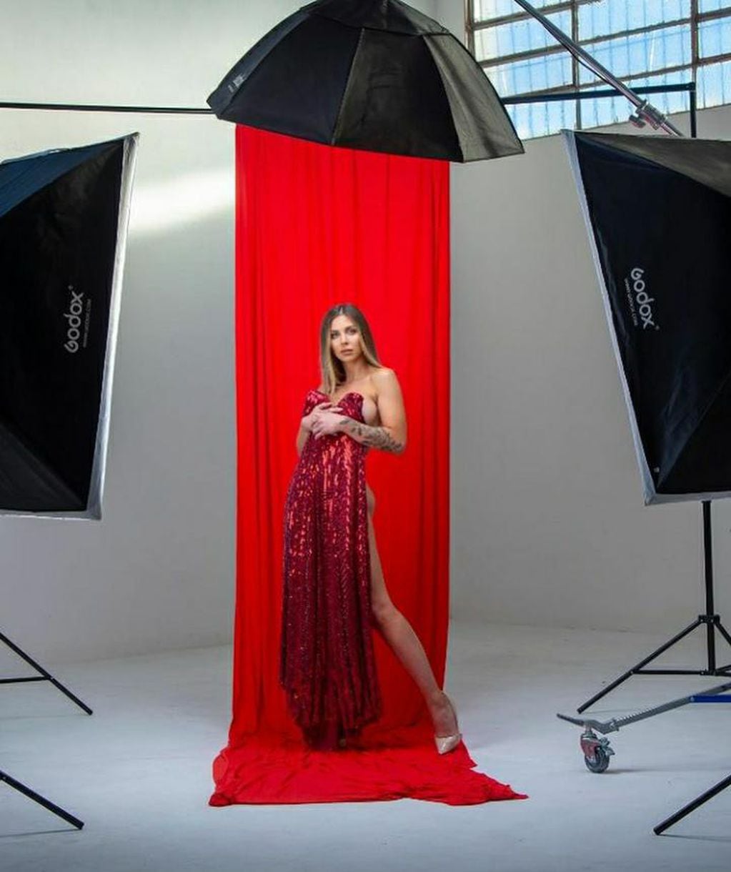 Romina Malaspina lució un vestido rojo