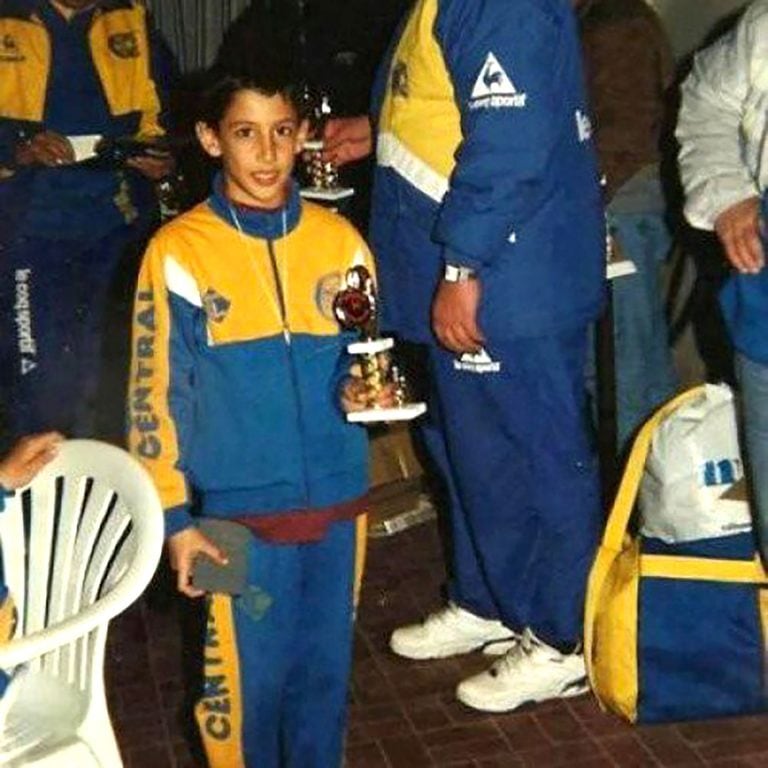 Ángel Di María levantando un trofeo en sus primeros pasos en Central.