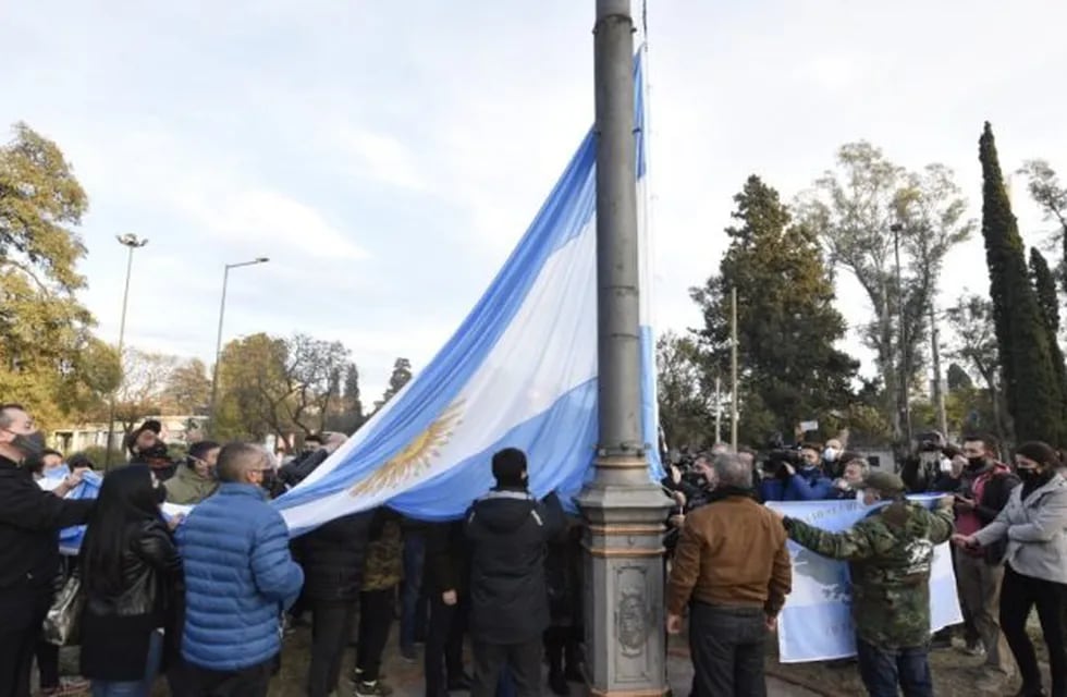 Volvieron a izar la bandera argentina en el mástil donde estuvo la bandera LGBTIQ+