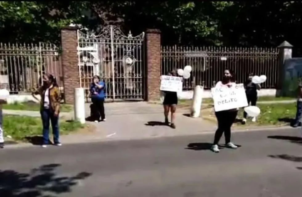 Protesta de padres en el Jardín en el que se denunció violencia de una maestra a una niña. (foto: eldiariosur.com)