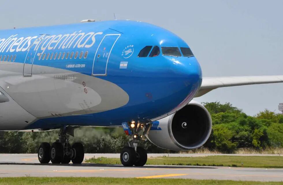 Un avión con destino a Chubut tuvo que aterrizar de emergencia porque a un pasajero le explotó el cargador del celular. (Prensa Aerolíneas Argentinas)