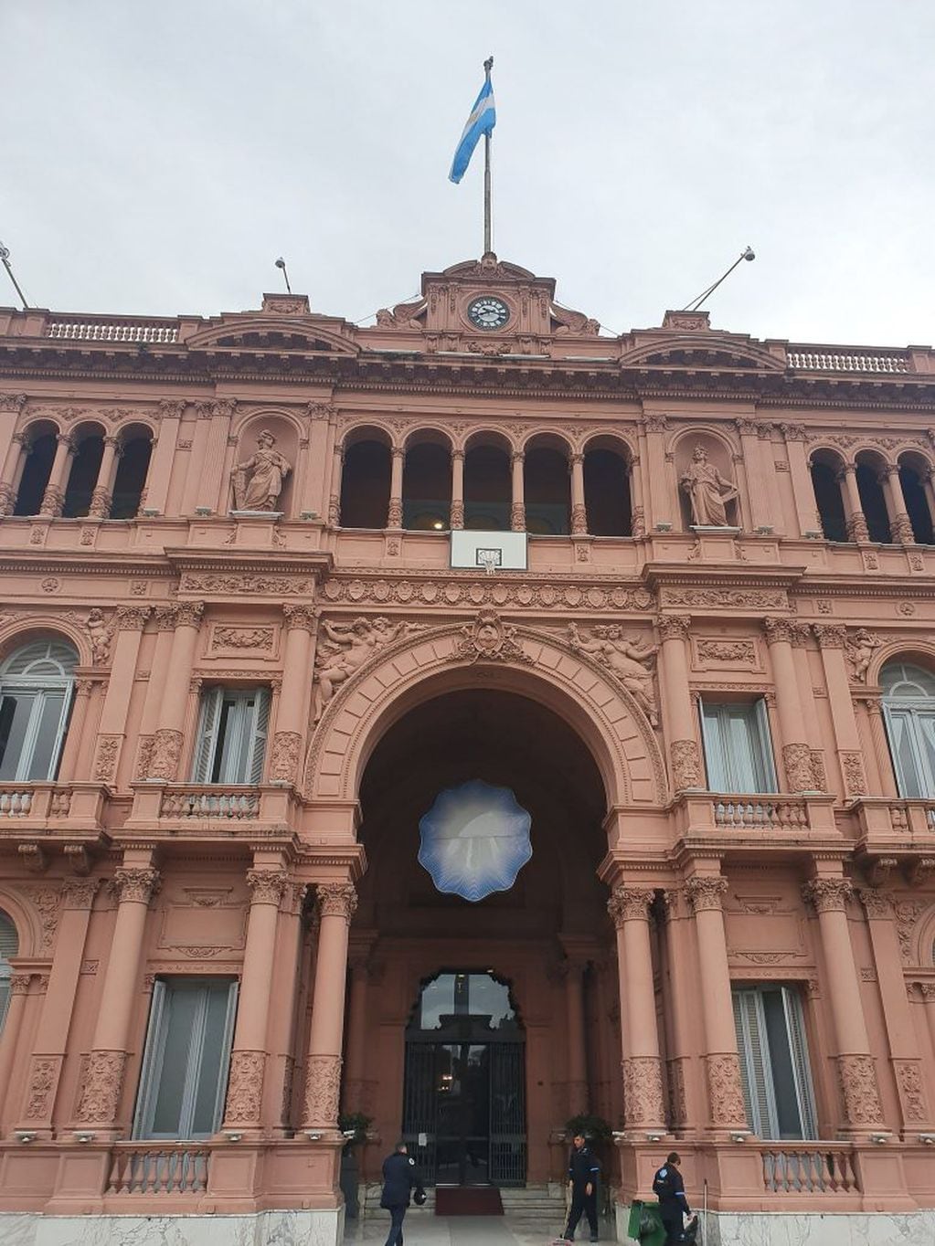 La Casa Rosada amaneció decorada con un aro de básquet en homenaje a la Selección Argentina (Foto: Twitter)