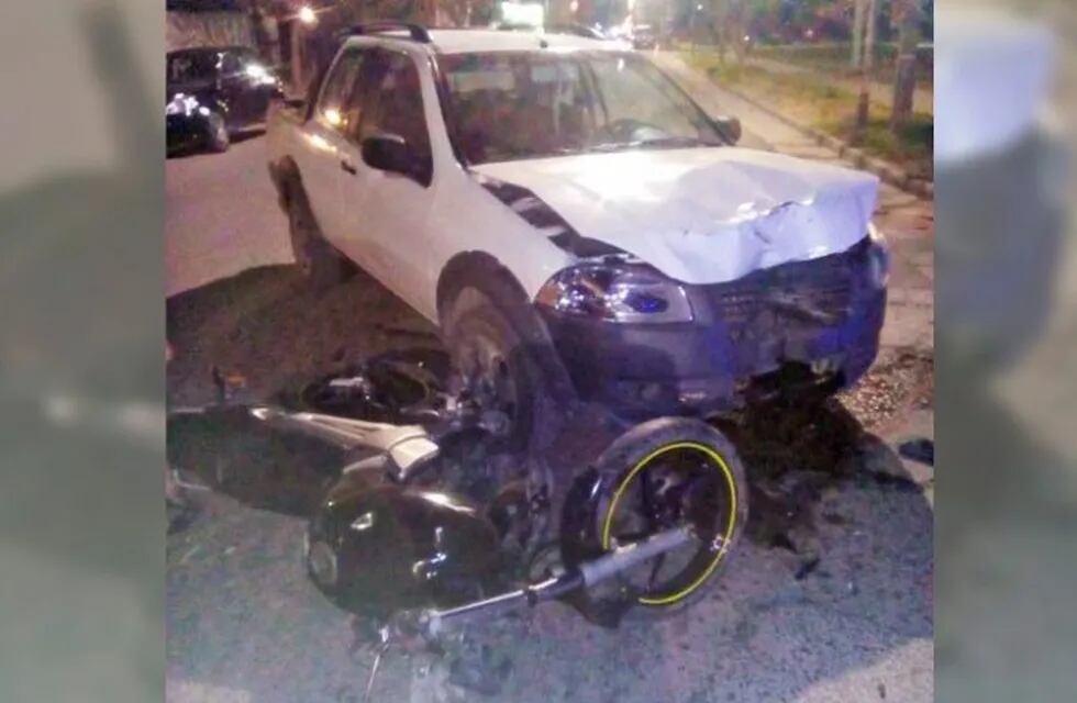 Grave accidente en Río Cuarto entre una moto y una camioneta.