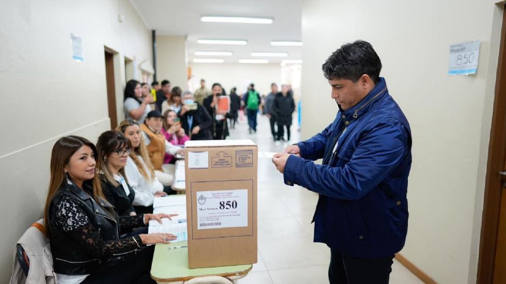 El flamante gobernador electo, Claudio Vidal, votó en Río Gallegos.