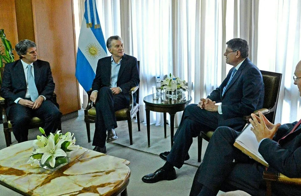 Argentine President Mauricio Macri (2nd L) US Treasury Secretary Jack Lew (2nd R) and Argentine Economy Minister Alfonso Prat-Gay take part in a meeting in the military section of the Jorge Newbery airport, in Buenos Aires on September 26, 2016. / AFP PHOTO / PRESIDENCIA ARGENTINA / HO / RESTRICTED TO EDITORIAL USE - MANDATORY CREDIT 