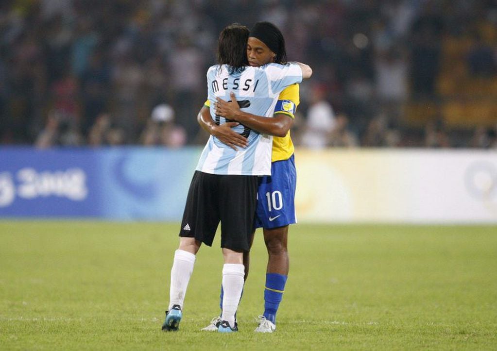 Messi y Ronaldinho se abrazan en un duelo entre Argentina y Brasil en 2008, en China. (Foto: EFE)