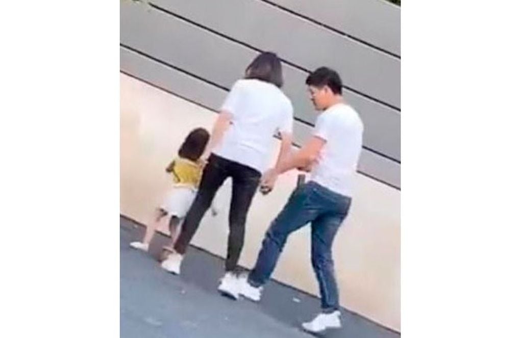 Una mujer china fue acusada por maltrato infantil después de ser filmada pateando a su hija