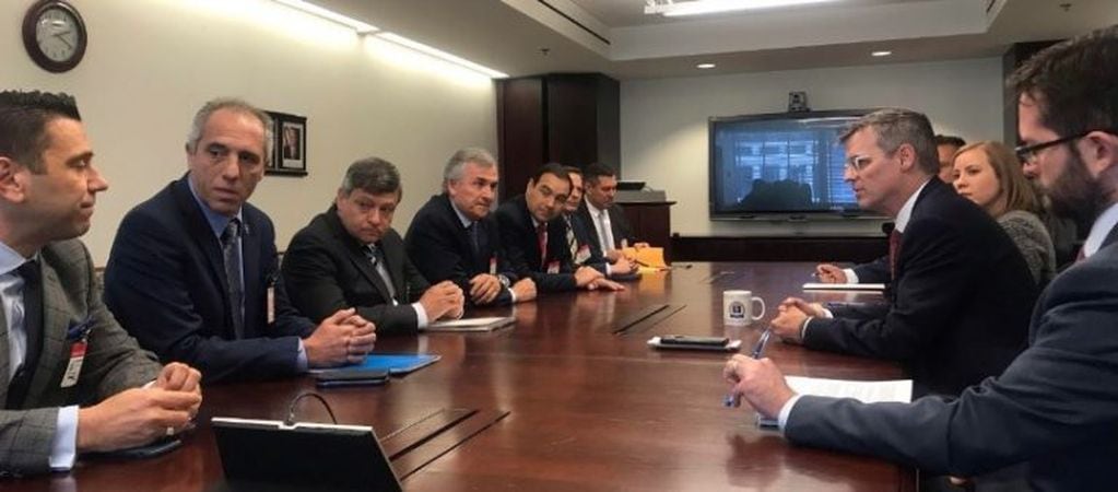 Los gobernadores Morales, Peppo y Valdés, y el secretario Caldarelli, en reunión con Kevin O’ Reilly, funcionario del Departamento de Estado norteamericano.