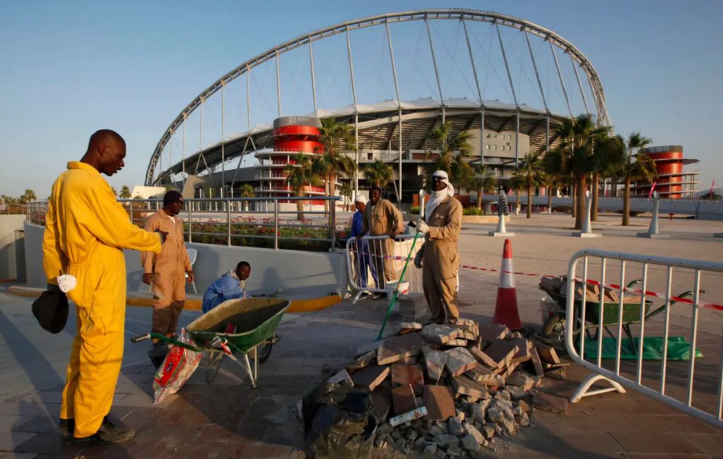Otra de las grandes polémicas en Qatar fue la forma en la que se trató a los trabajadores que construyeron los estadios para el Mundial. 