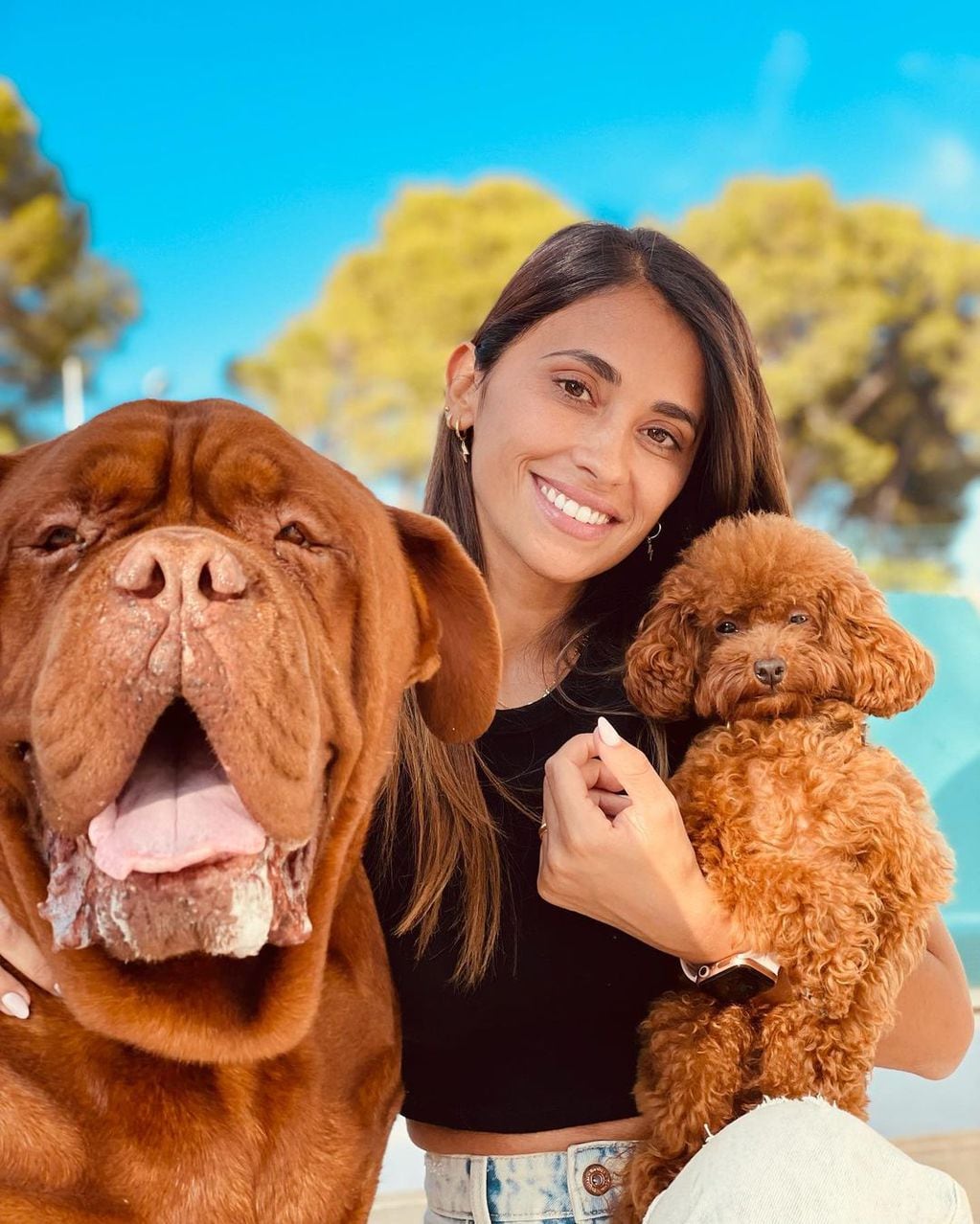 Antonela Roccuzzo junto a sus perros Hulk y Abú. 