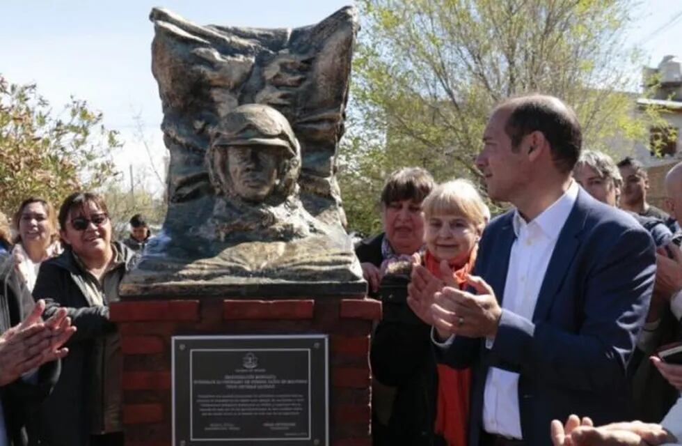 Inauguran en Río Negro el busto de un excombatiente que murió en el Belgrano.