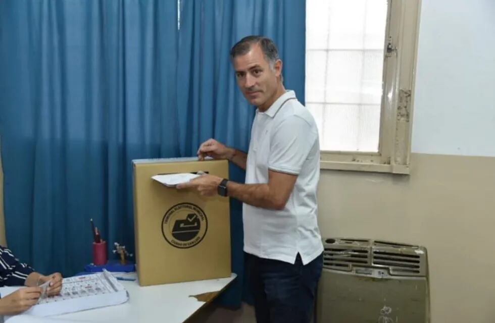 Enrique Picco votó en el Colegio San Luis Rey.