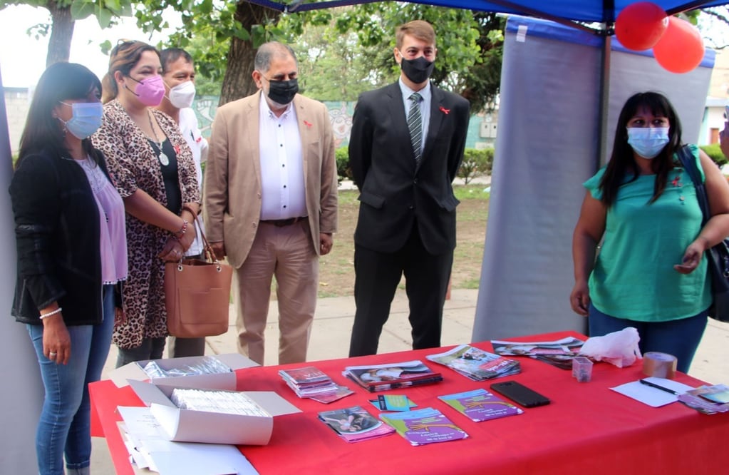 Amerisse, Jorge y Altea, en la vista a uno de los stands de la campaña "Semana en Respuesta al VIH", implementada en San Salvador de Jujuy.