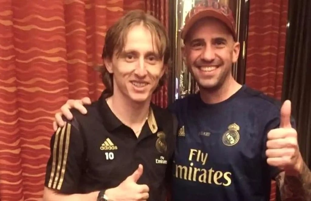 El superhincha del Real con Luka Modric.